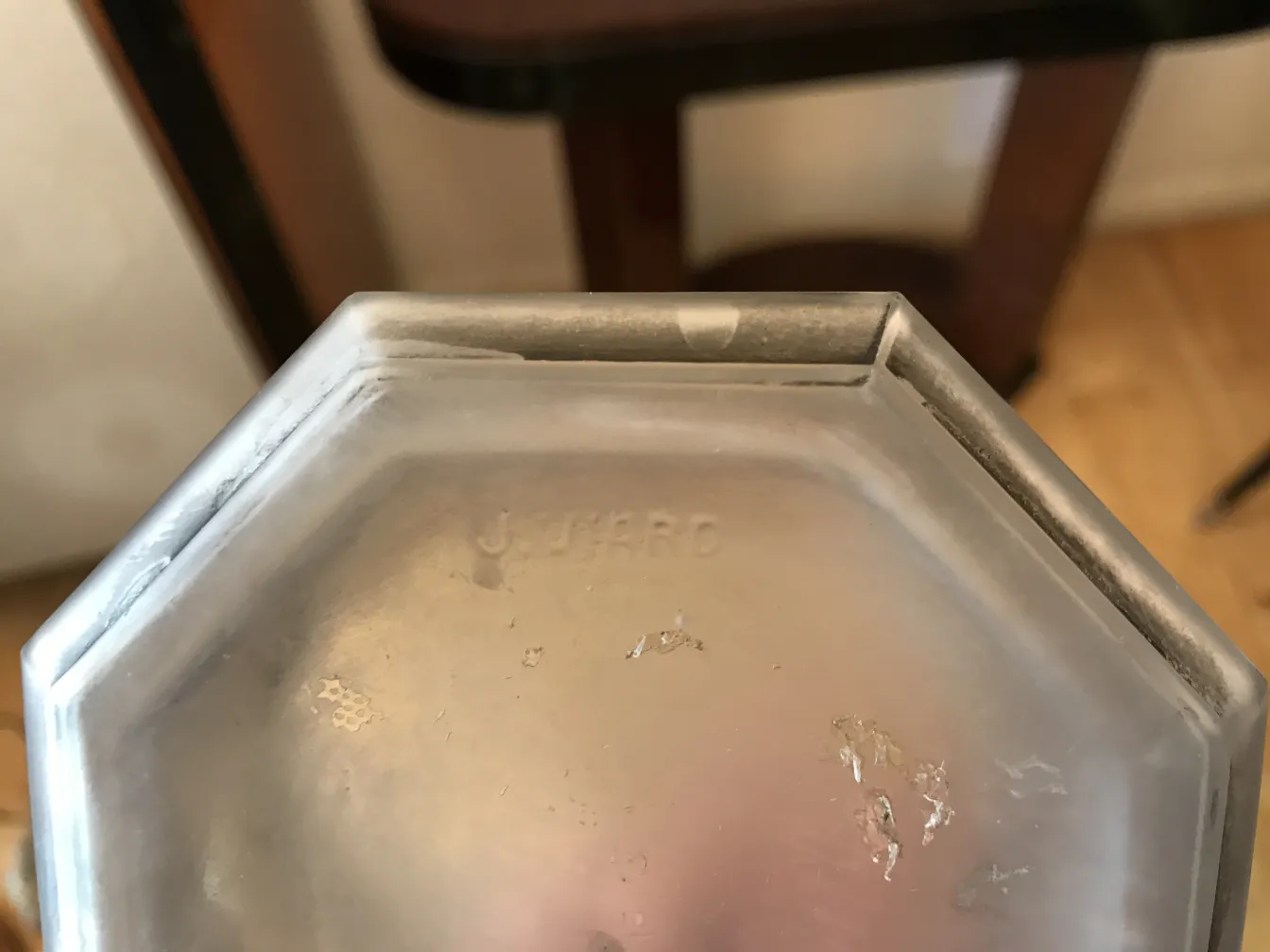 装飾的な詳細のある古代の八角形の箱