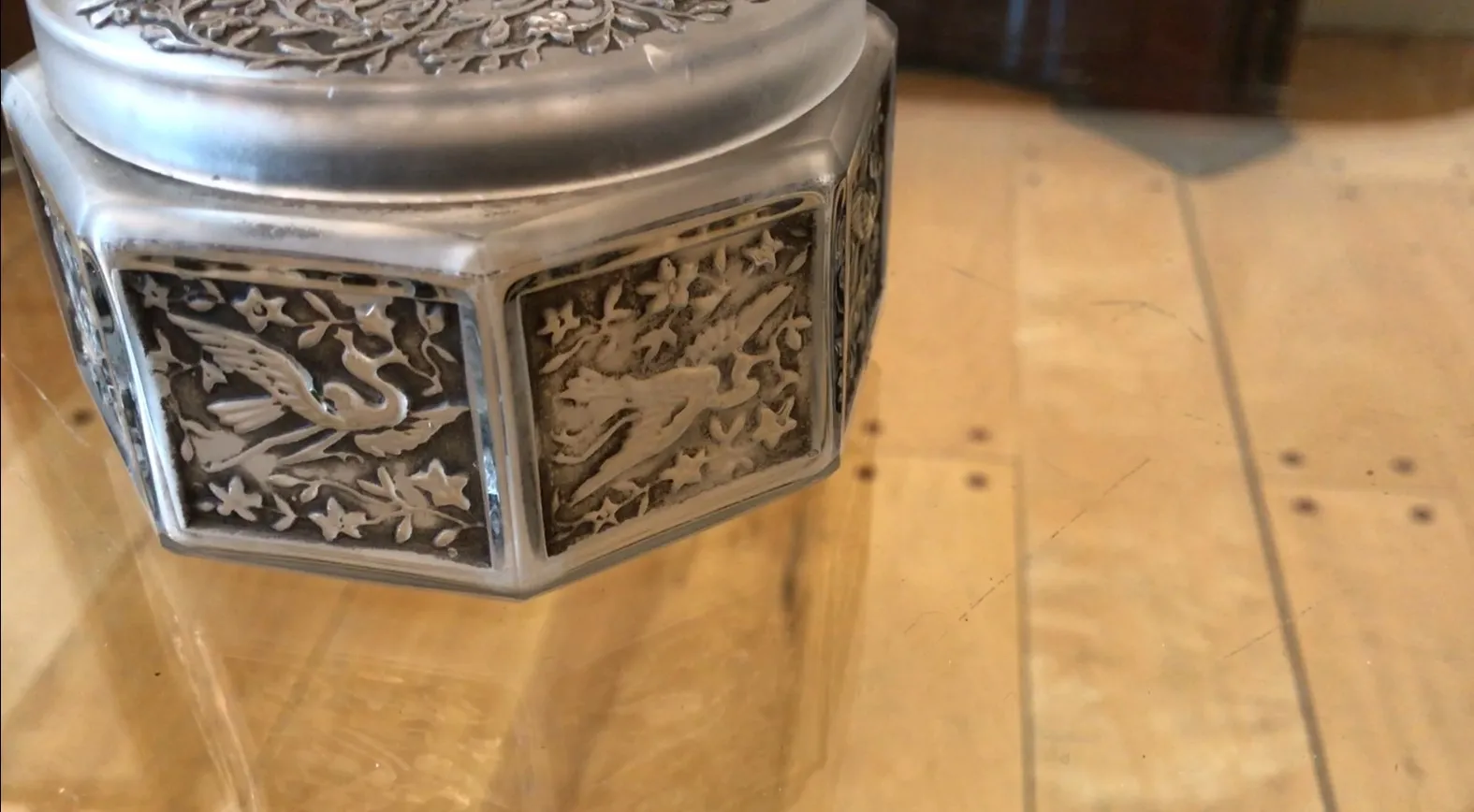 caja antigua con grabados de aves y follaje