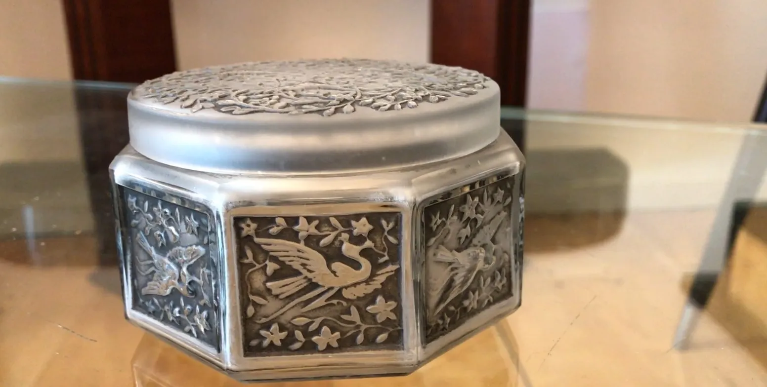 Caja antigua con diseños de flores y aves, decorativa