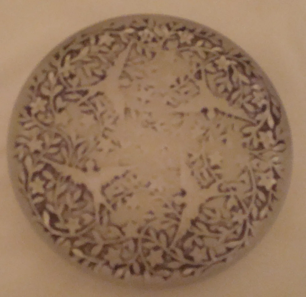 Scatola rotonda antica con intricati motivi floreali