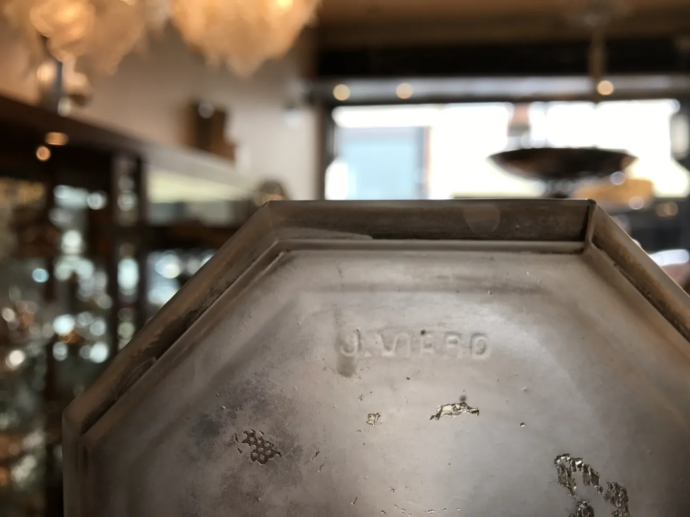 古董八角盒的顶部视图，带有细节