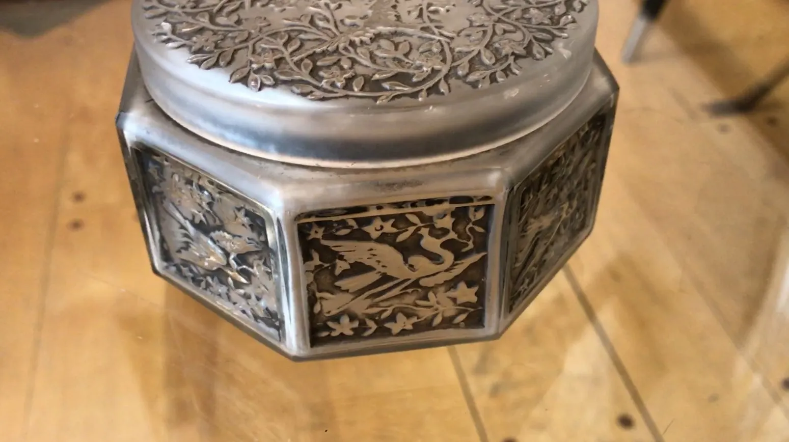 boîte ancienne décorative avec motif en relief et forme hexagonale