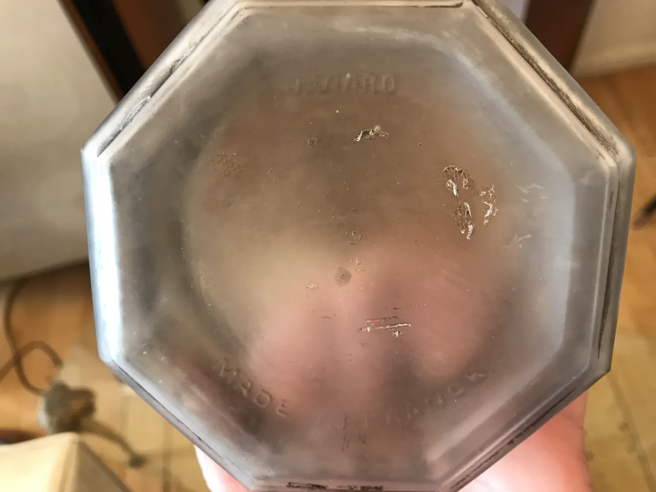 古董八角箱底部的可见细节视图