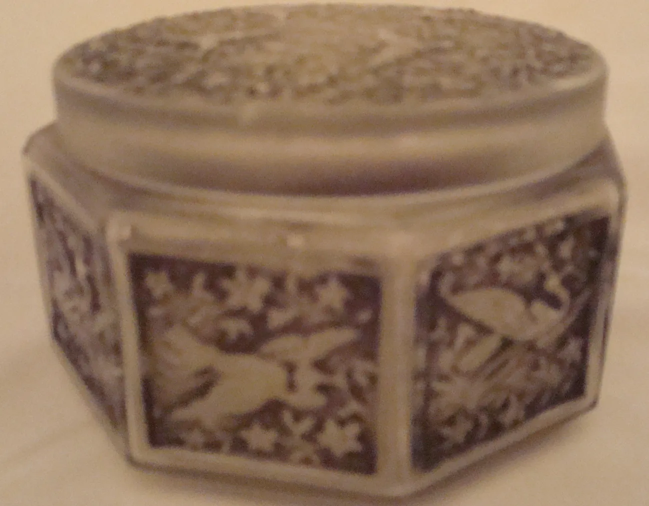 scatola antica esagonale con decorazioni dettagliate