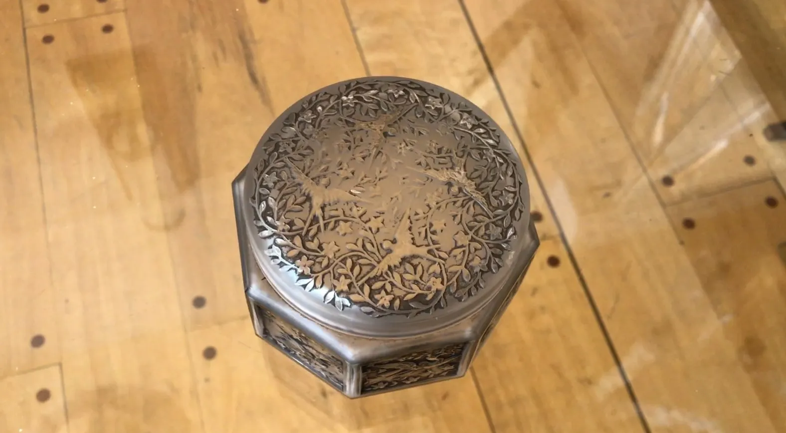 antike Box mit kunstvollen floralen Details auf dem Deckel in einer Holzumgebung