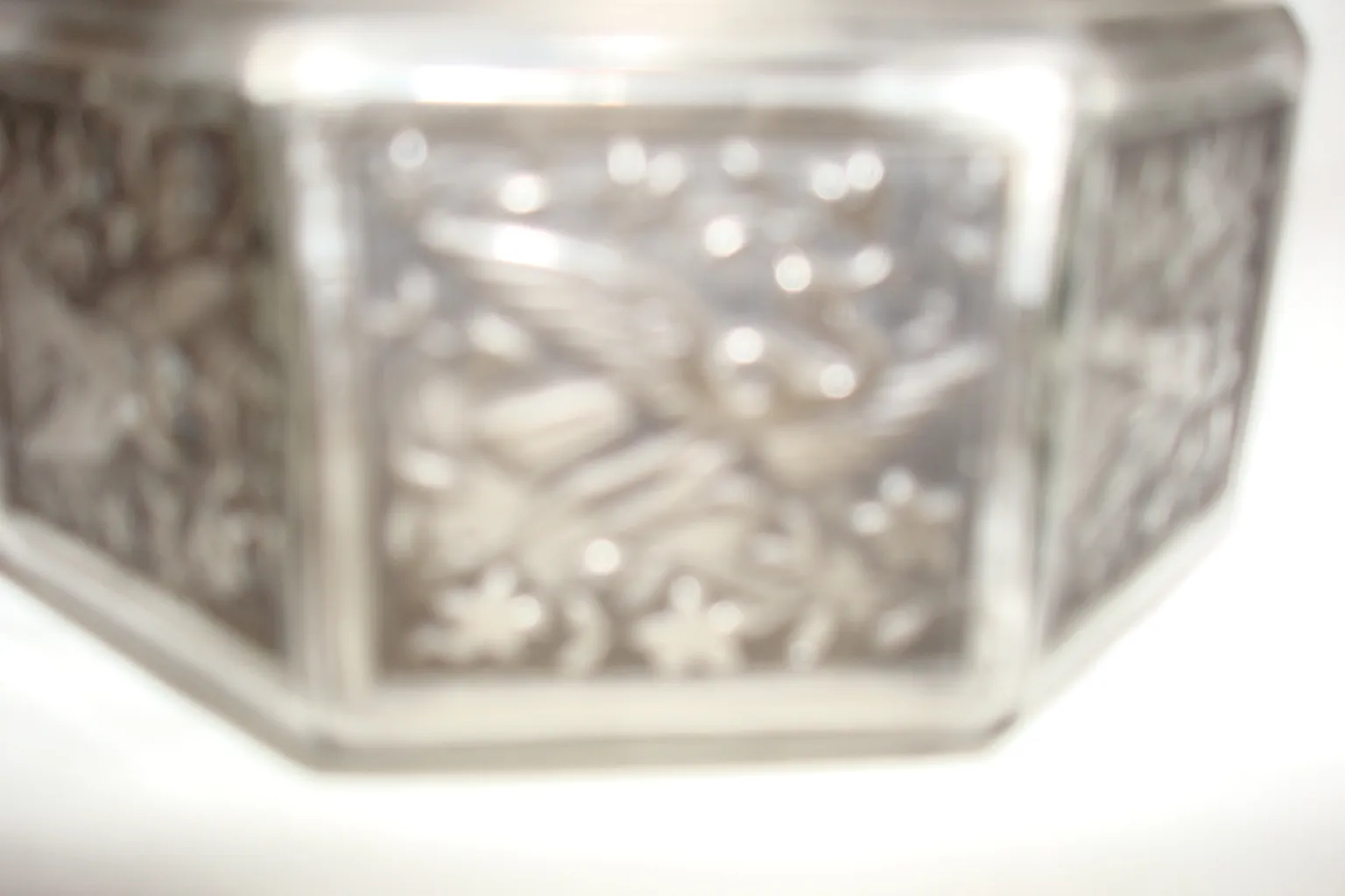 صندوق قديم مزخرف بتفاصيل بصرية