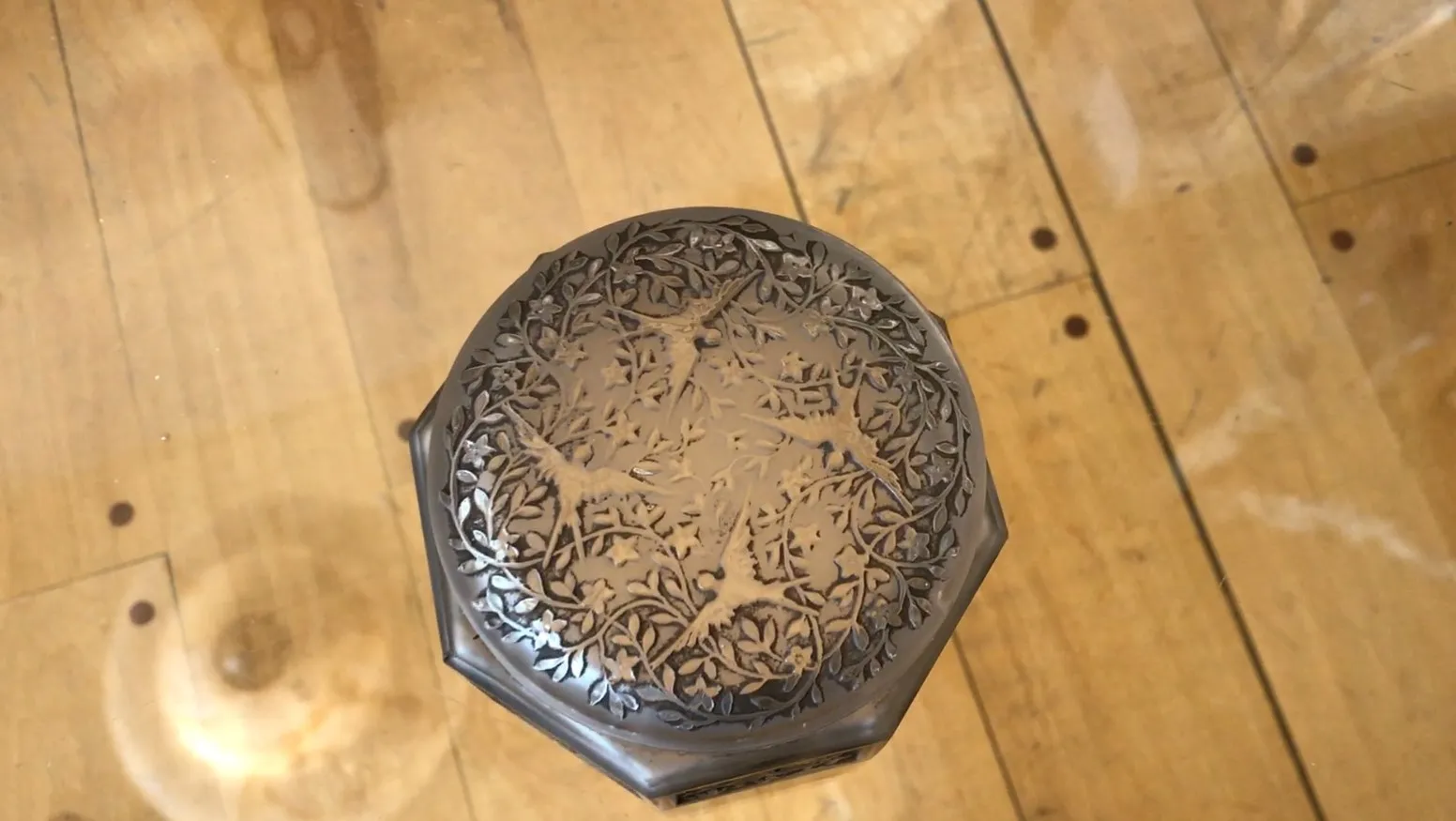 caja antigua decorada con flores y estampados