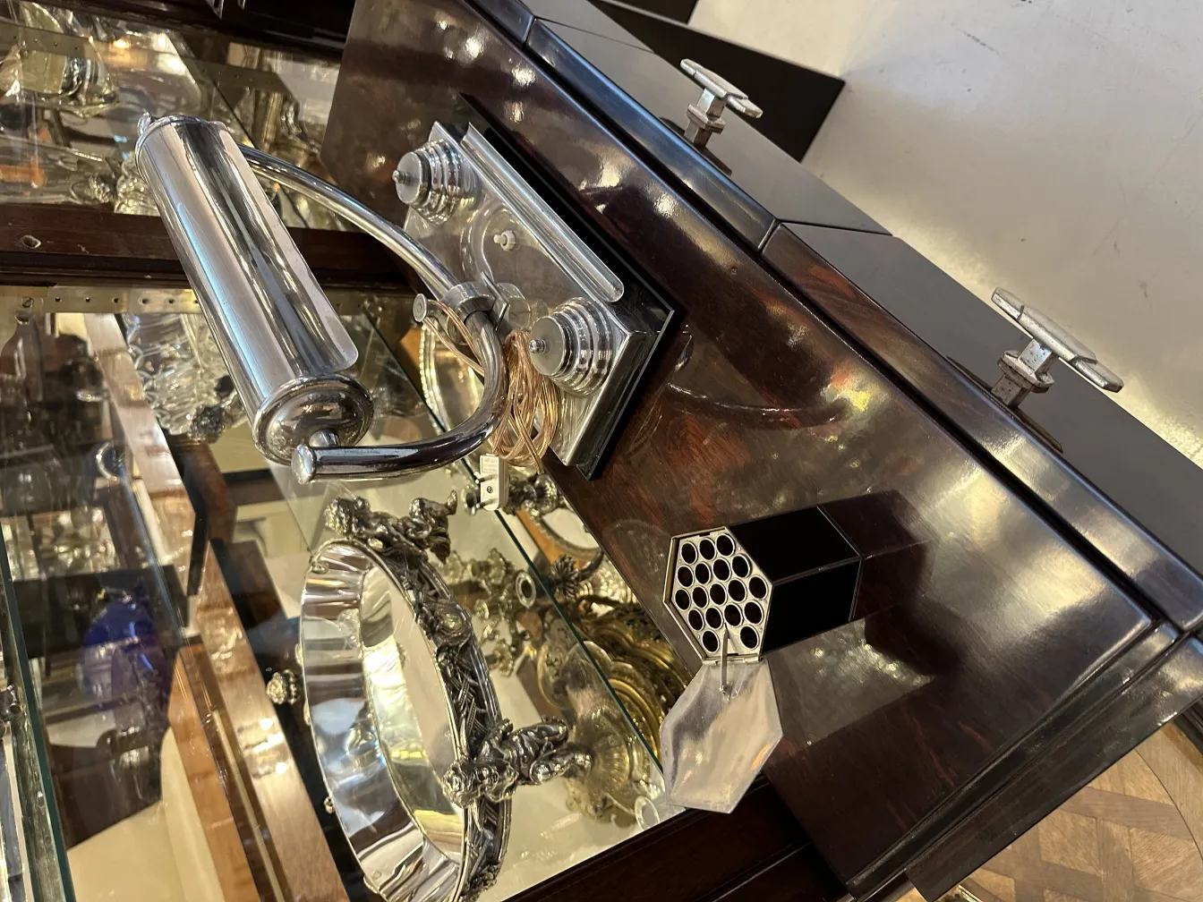 caja antigua decorativa con detalles elegantes y brillo