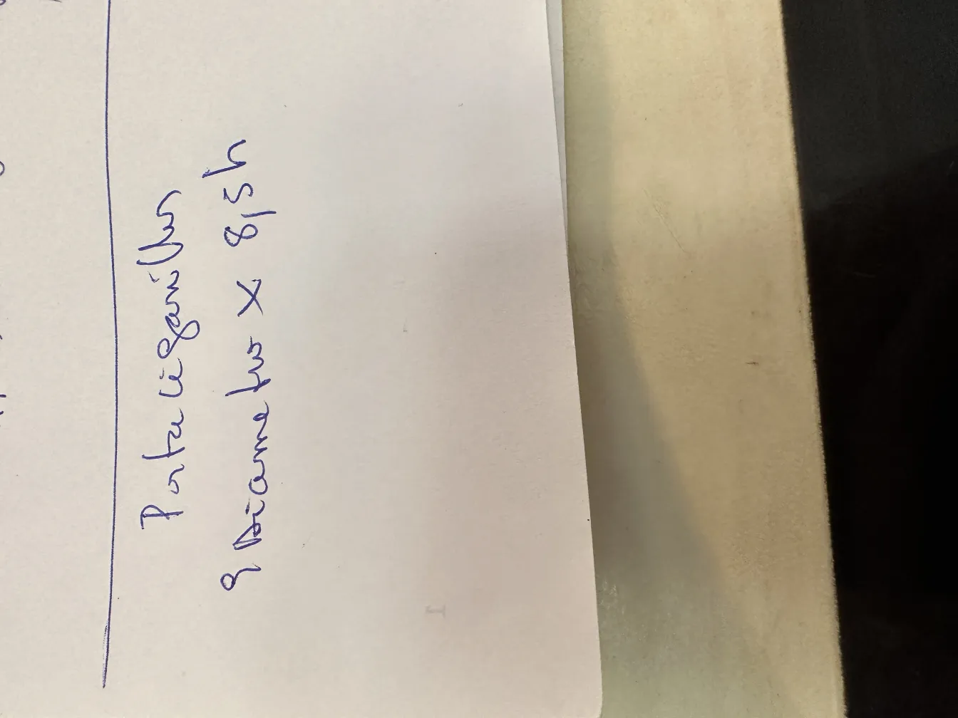 caja antigua decorada con notas escritas en papel