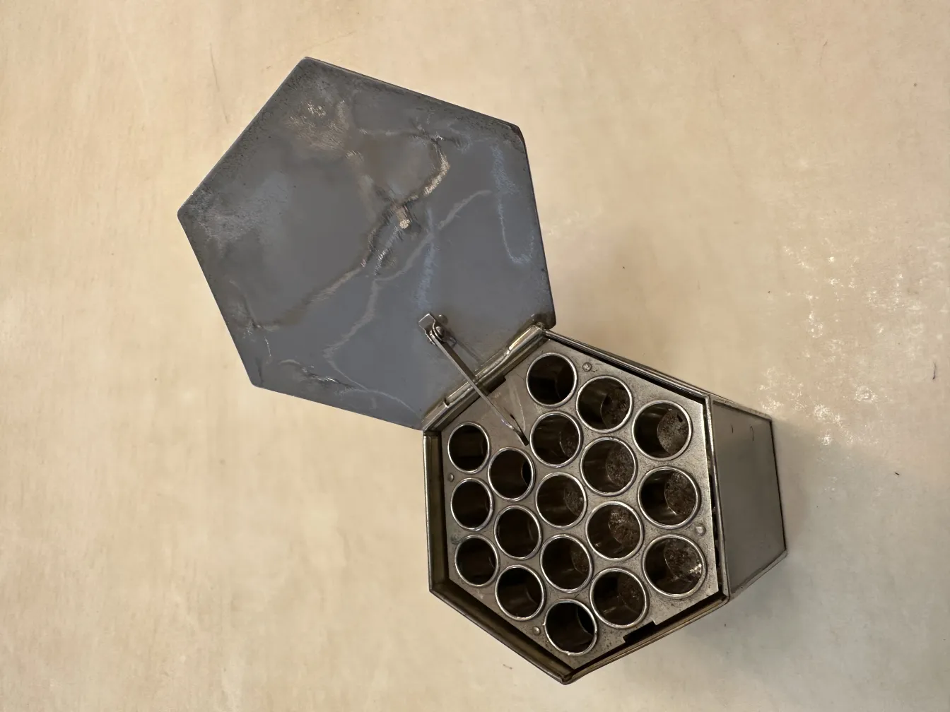 caixa hexagonal antiga aberta com compartimentos visíveis