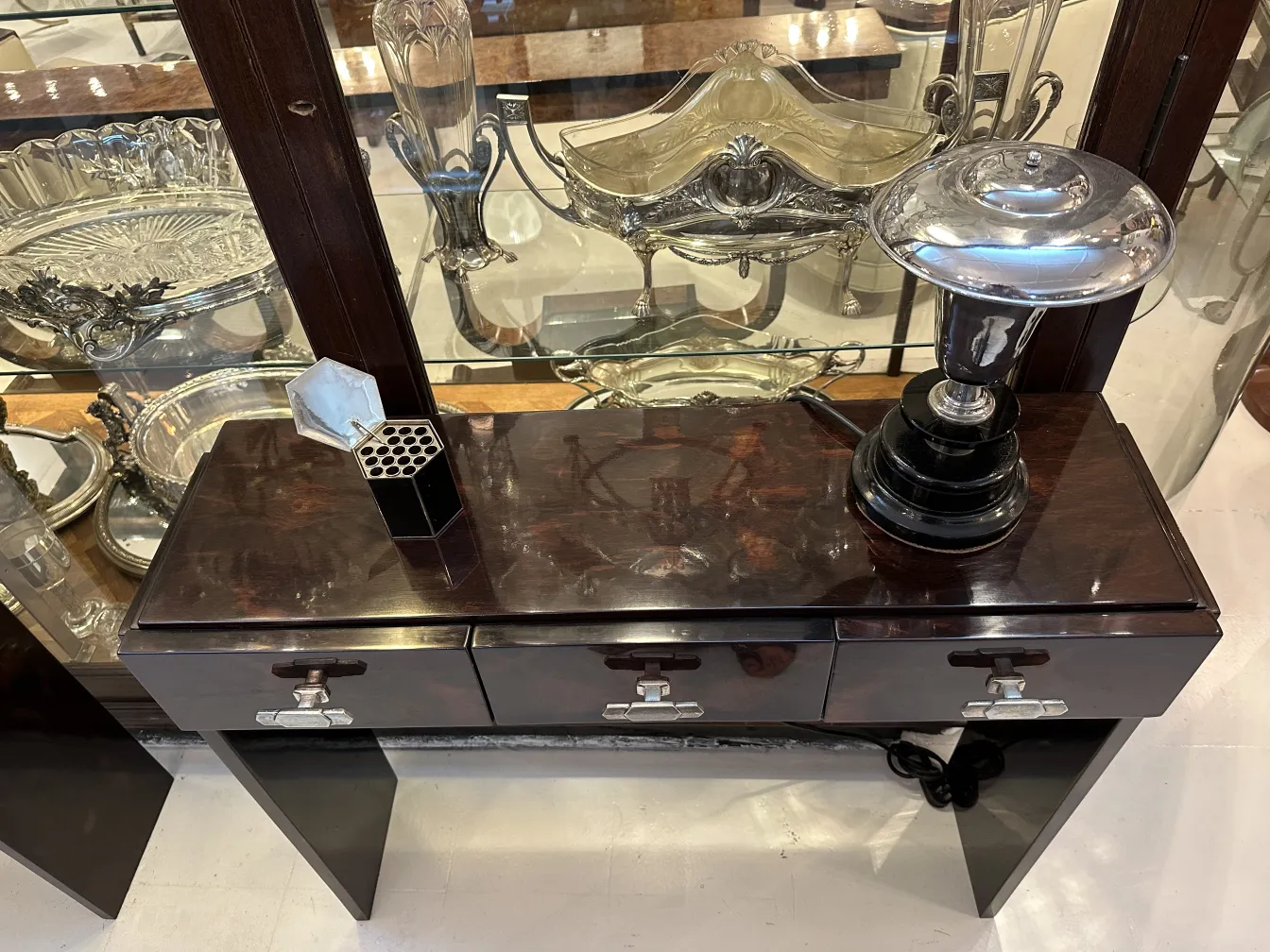 Caja antigua decorativa sobre una mesa con lámpara