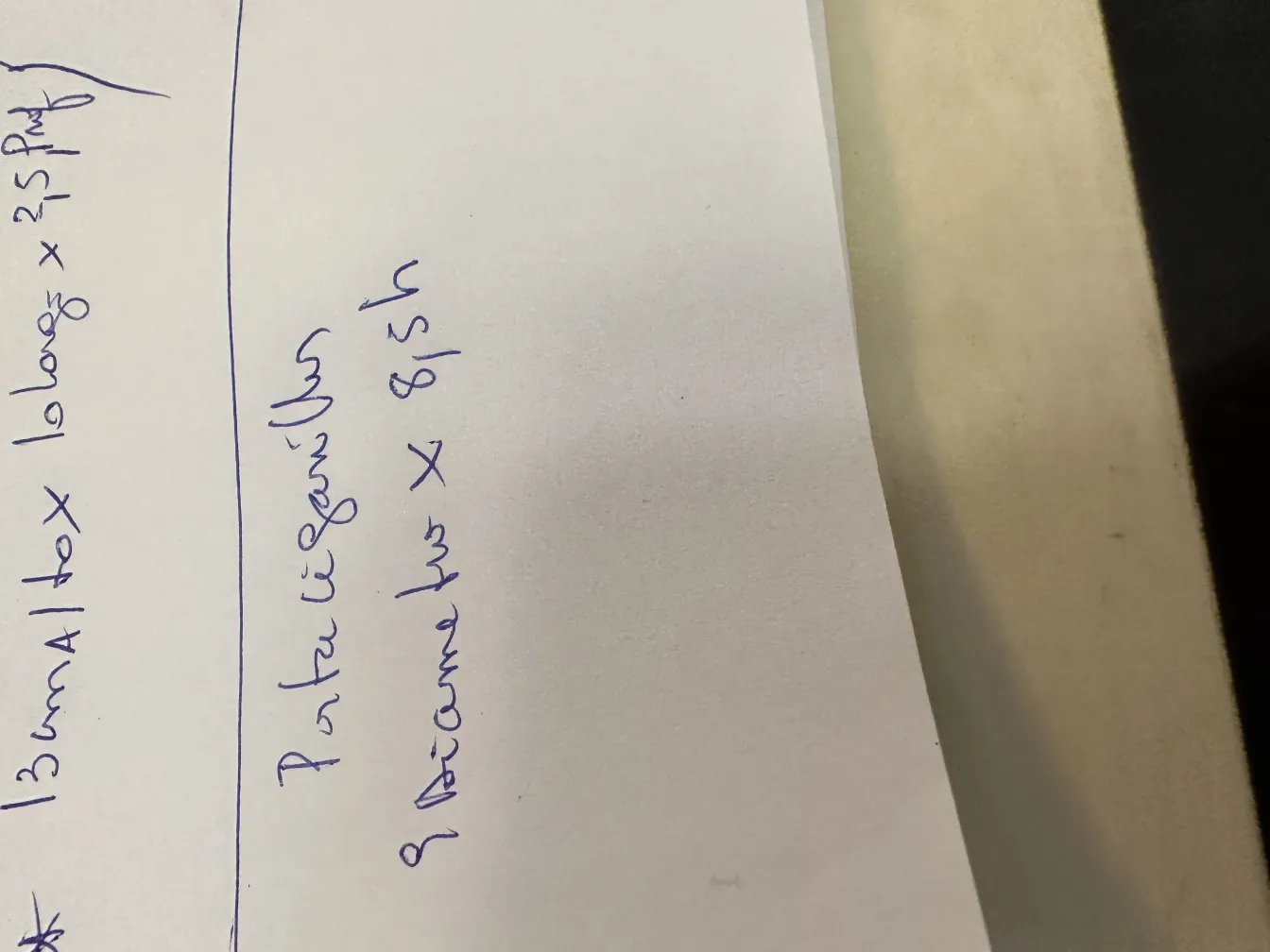 صندوق قديم مزخرف مع تفاصيل أنيقة في إعداد كلاسيكي