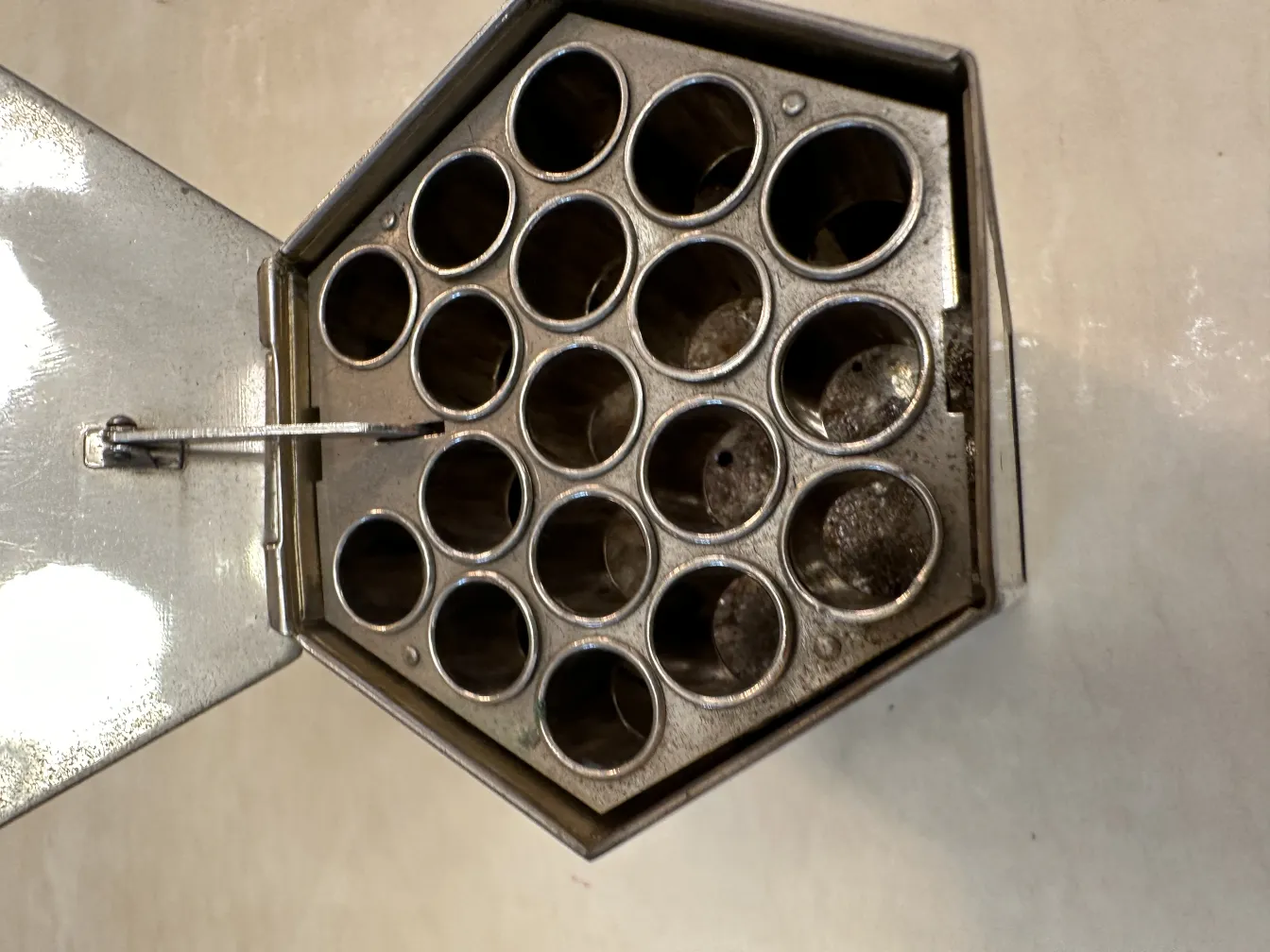 caja antigua con compartimentos circulares y cierre