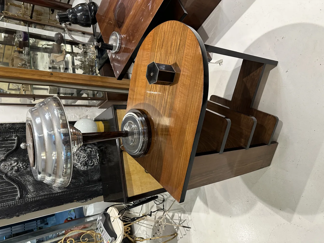 Старинная декоративная коробка с элегантными деталями на фоне антиквариата.