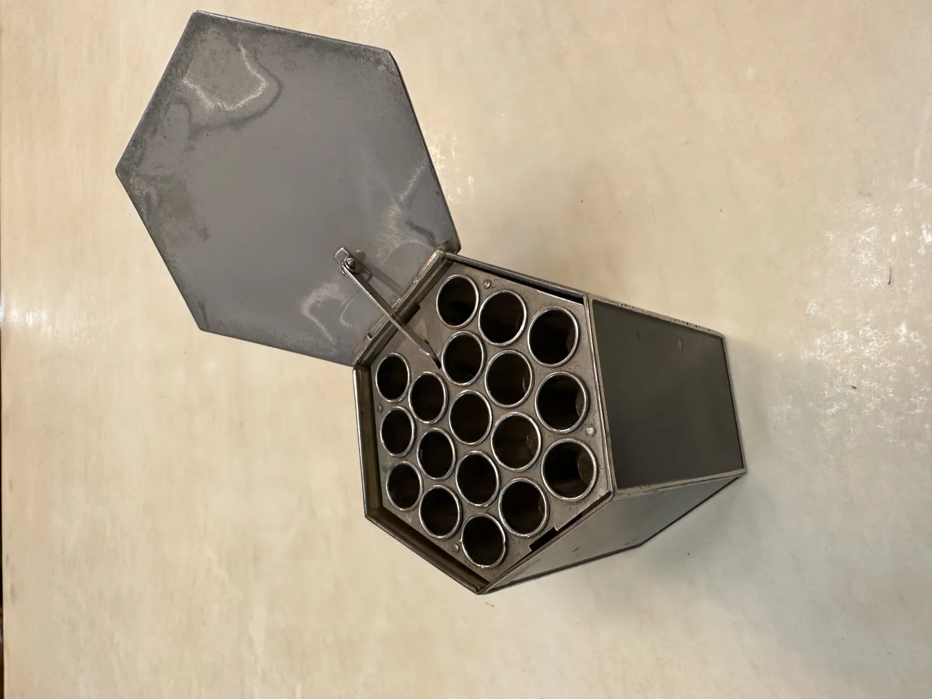 Caja antigua hexagonal abierta con compartimentos