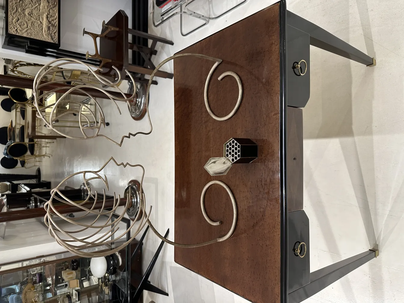 boîte ancienne avec des designs à l'avant et des décorations