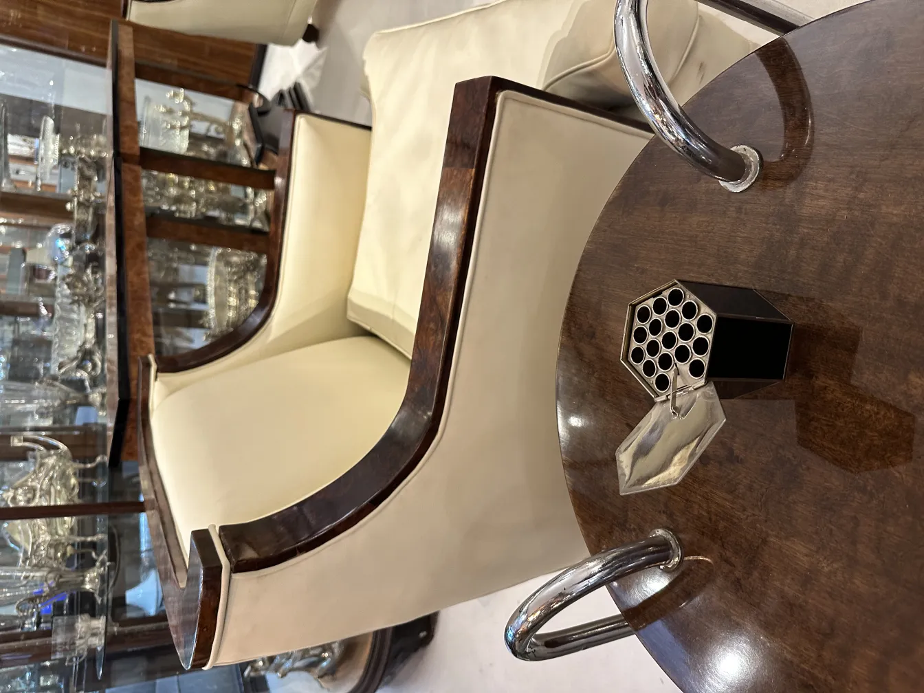 古董装饰盒在优雅的环境中