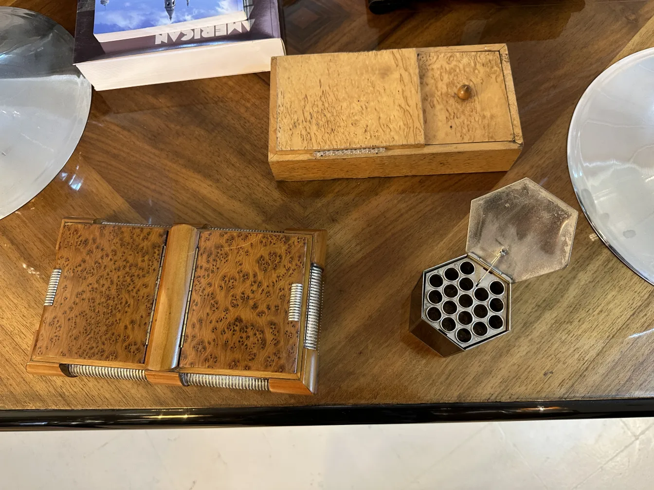 古老盒子，盖子上有装饰细节，优雅的环境