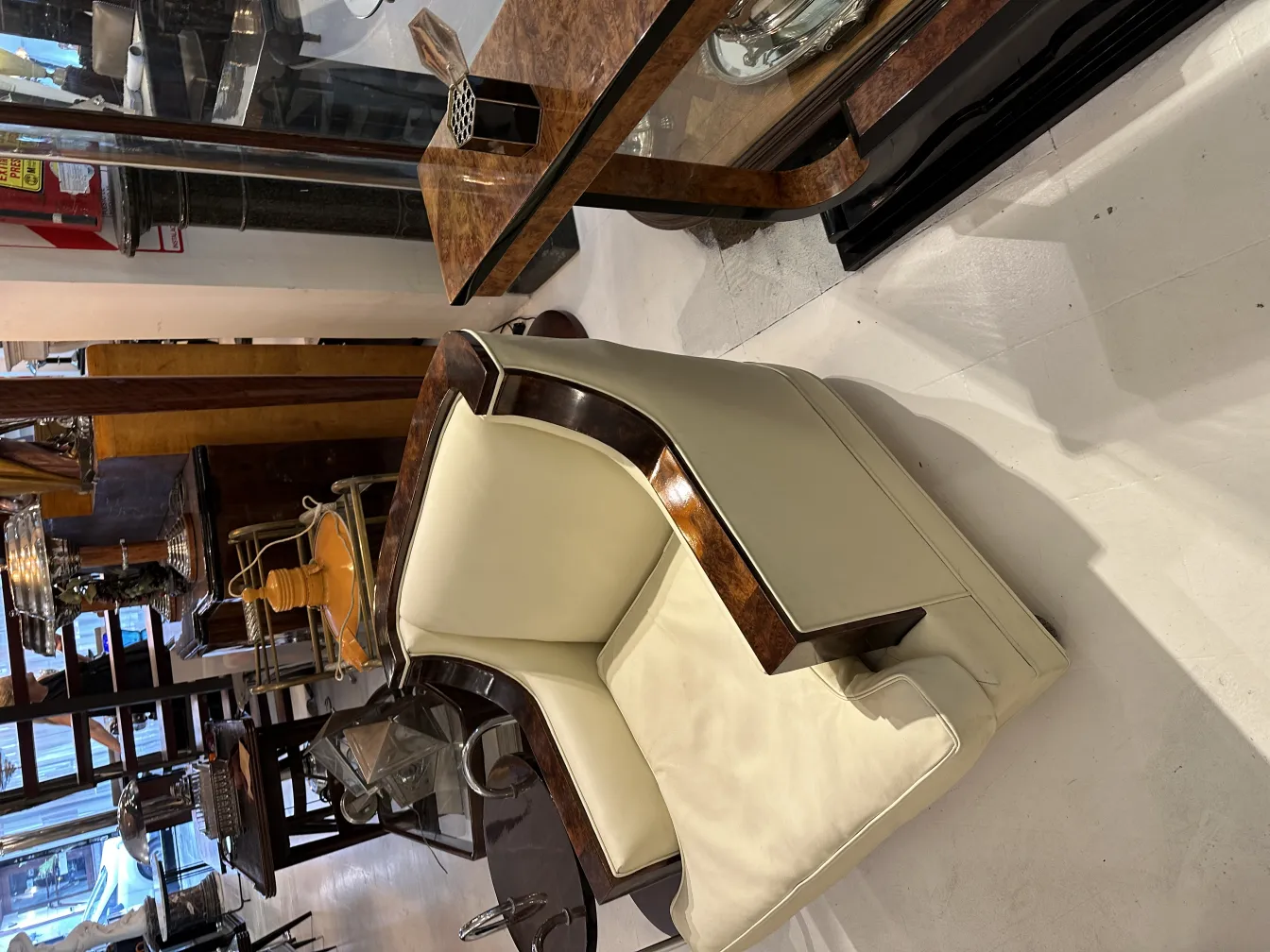 Boîte décorative ancienne avec des détails ornementaux dans un cadre d'antiquités.