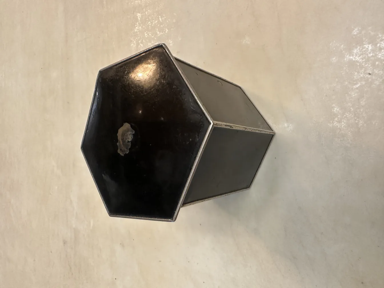 Caixa antiga hexagonal com detalhes visíveis