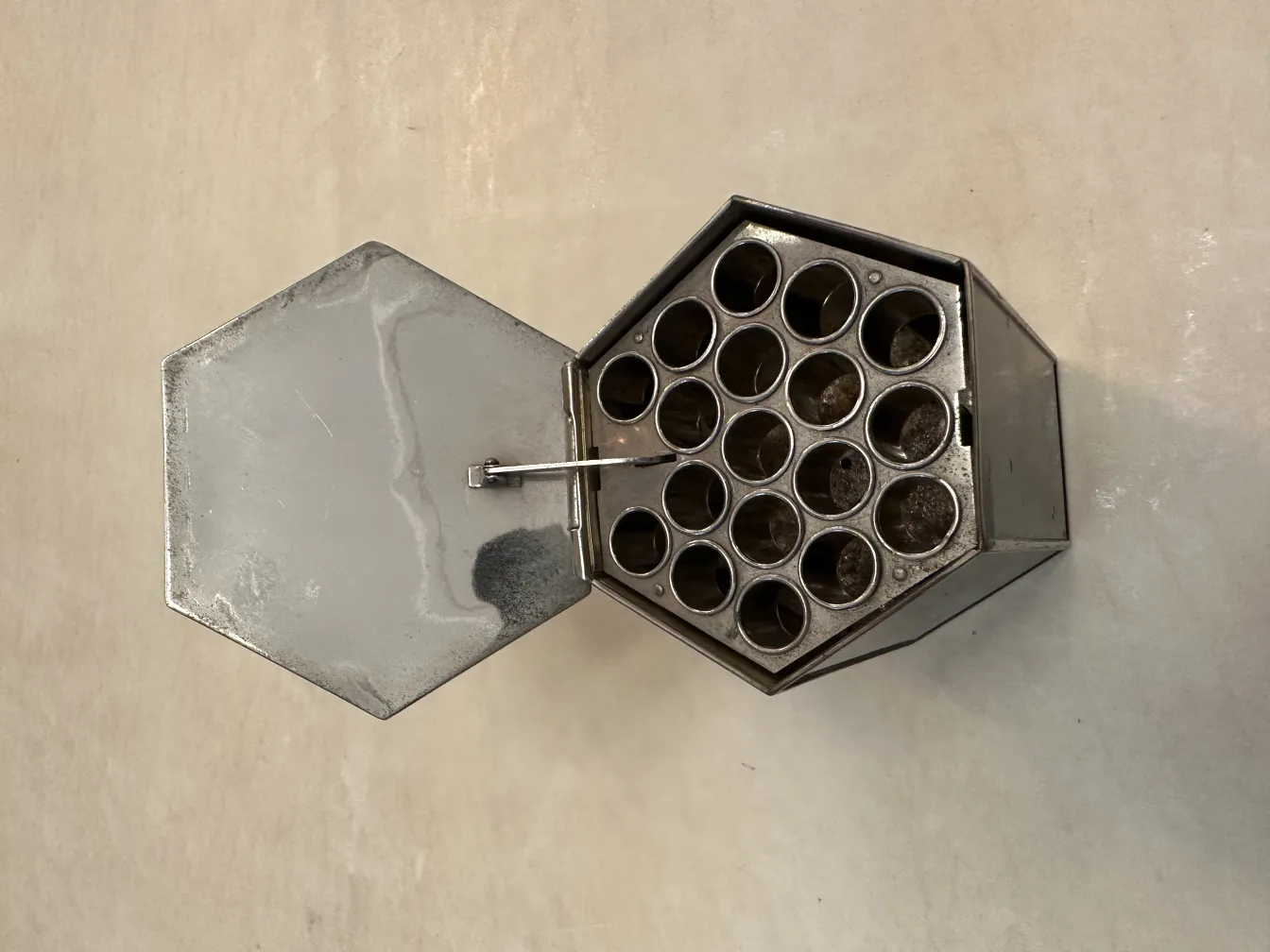 Antike Box mit offenen sechseckigen Fächern