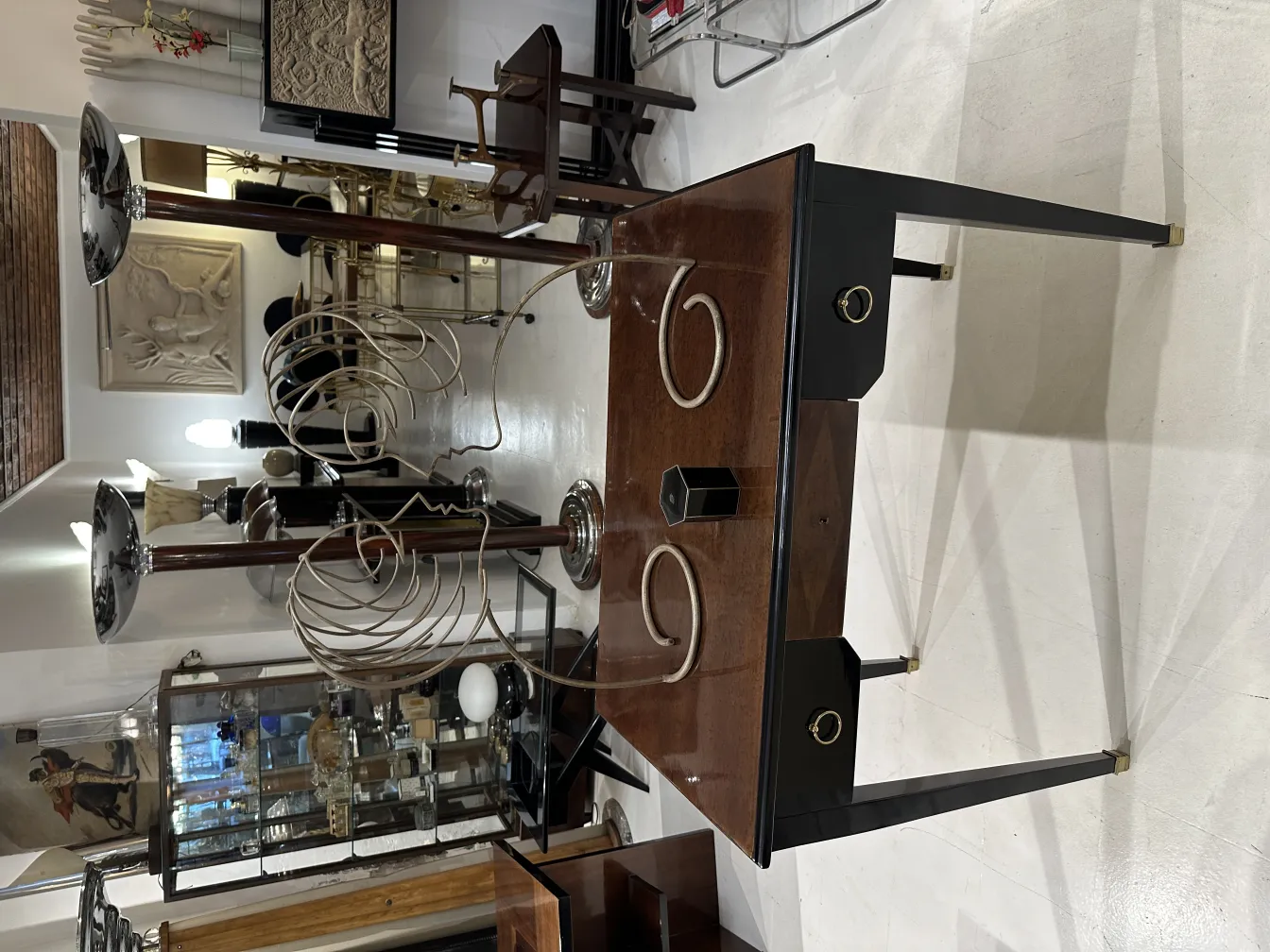 boîte décorative ancienne avec un design élégant, divers objets en arrière-plan