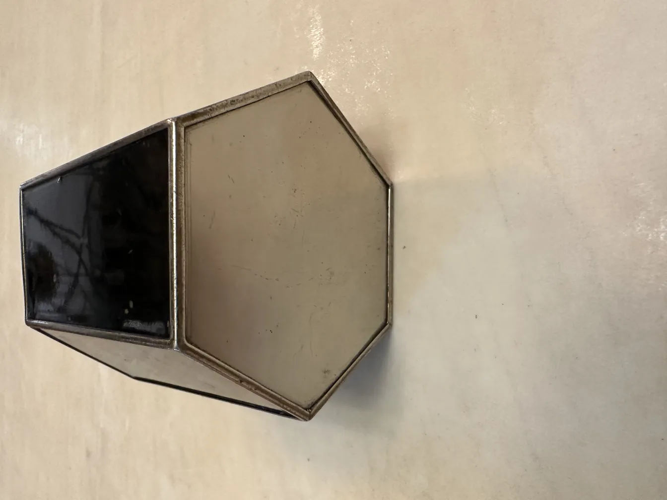 黒と白の古い六角形の箱