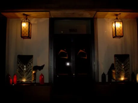 Blick auf zwei antike Lampen an einem dekorativen Eingang.