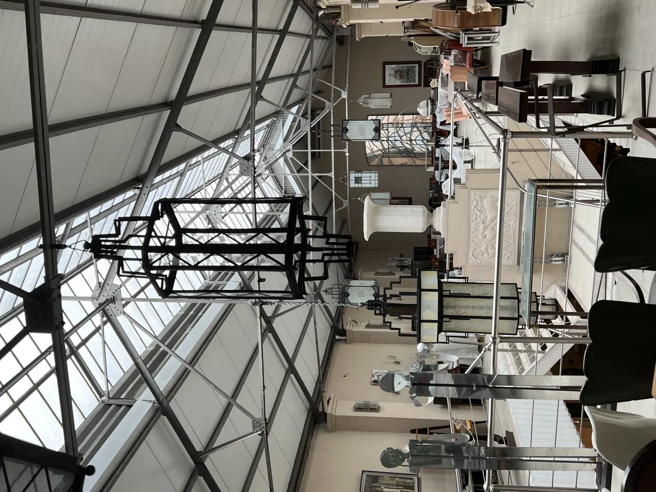 古い空間のビュー、天井ランタン2個とさまざまな家具があります。