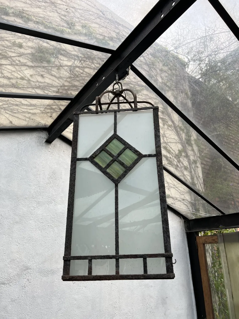 Zwei antike Laternen mit hängendem Glasdesign, gemütliche Atmosphäre.