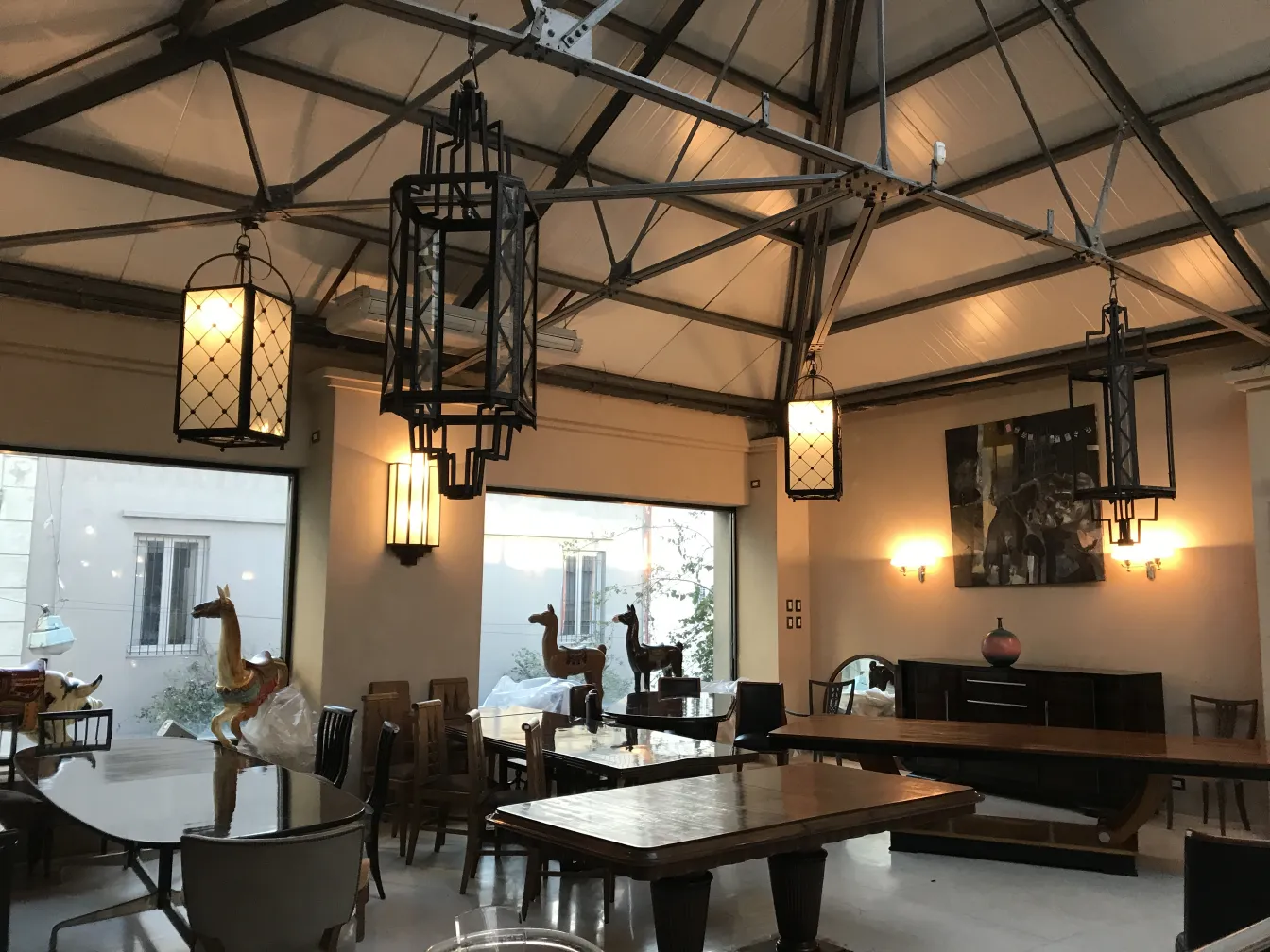 due lanterne antiche da soffitto in un ambiente moderno, con dettagli in vetro