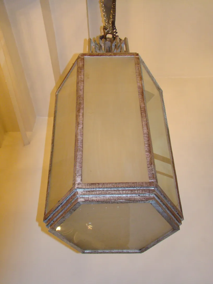 dos faroles antiguos con estructura octagonal, iluminando un espacio, diseño elegante