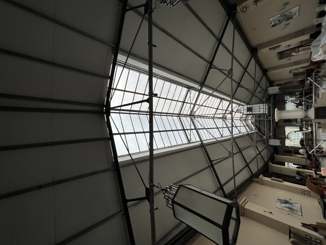 عرض 2 فوانيس سقف قديمة في مكان مشرق