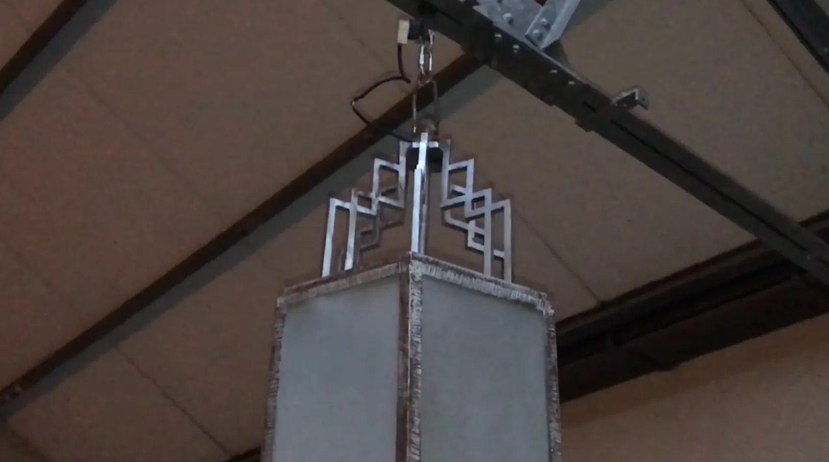 Zwei antike Deckenlampen mit einem eleganten, dekorativen Metall-Design.