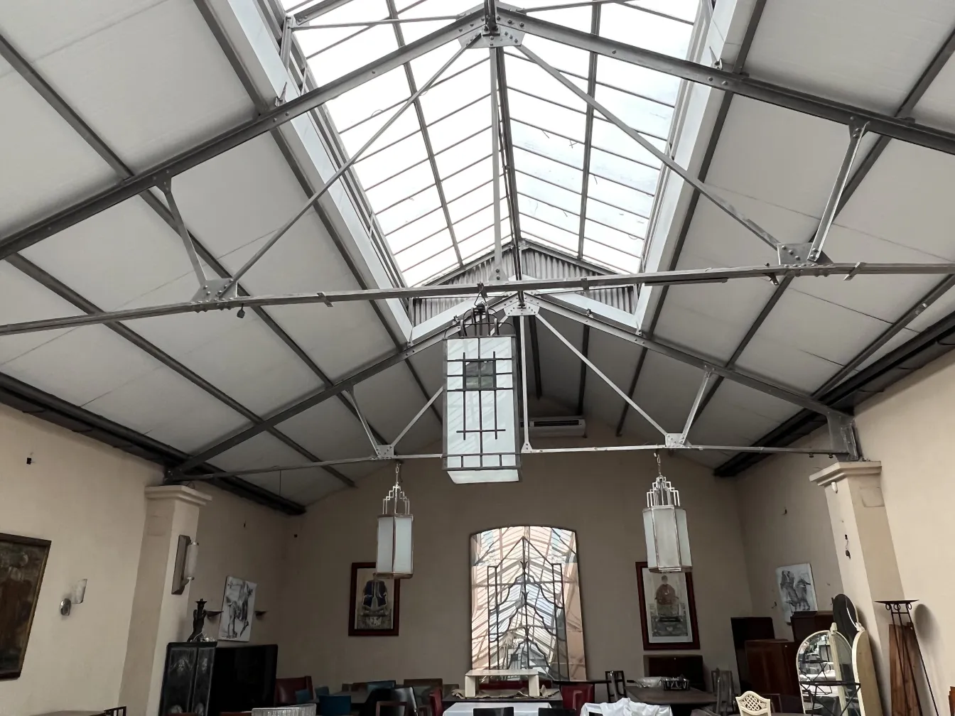 Набор из 2 антикварных подвесных фонарей в просторном интерьере.