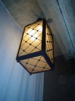 Lampe suspendue ancienne, design rétro avec lumière chaude