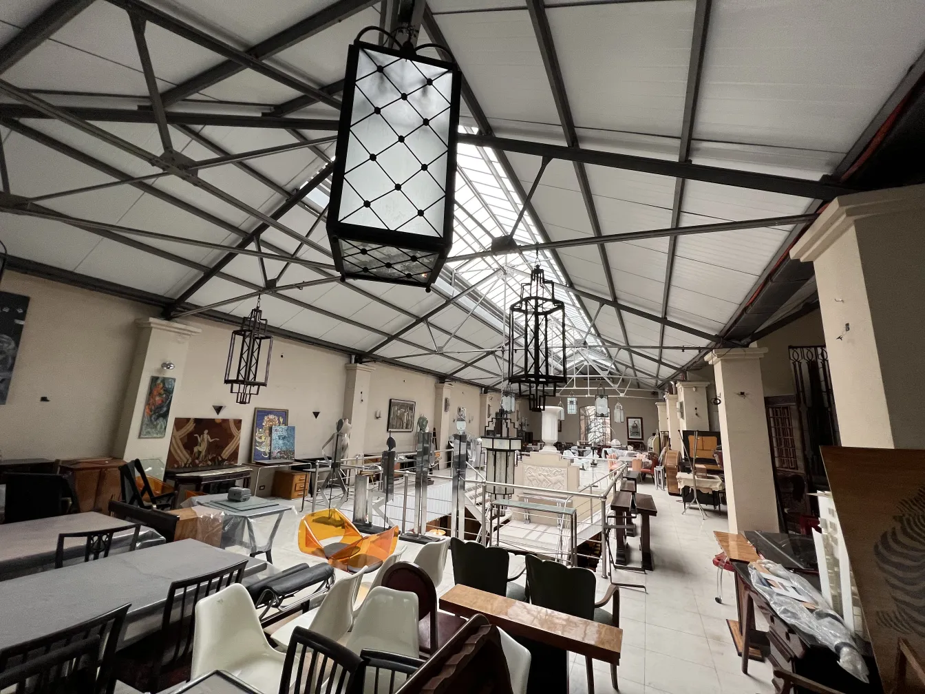 Lanternes anciennes suspendues dans un espace spacieux et lumineux