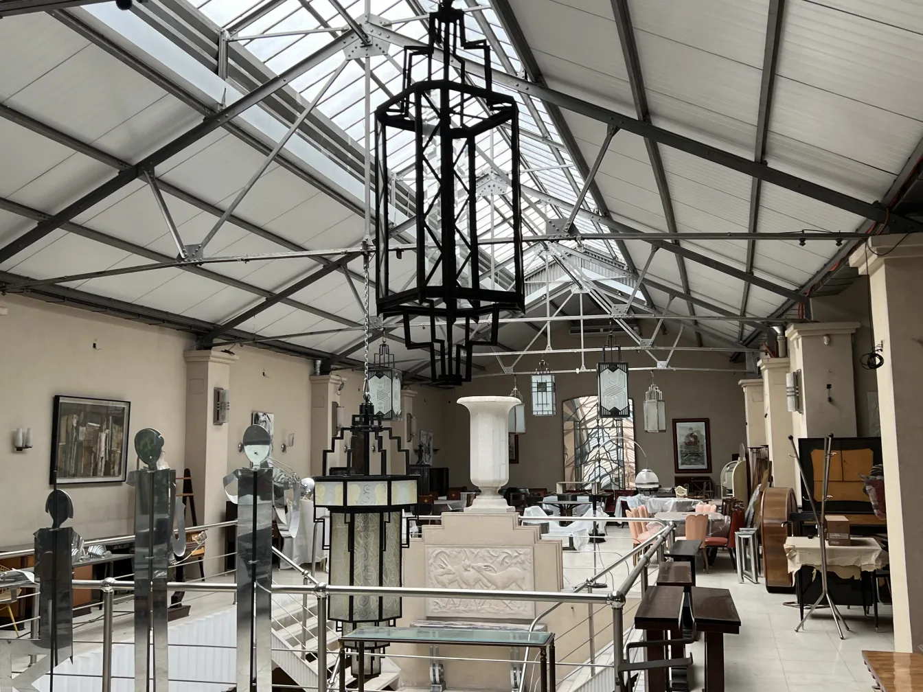 due lanterne antiche in un ambiente decorativo