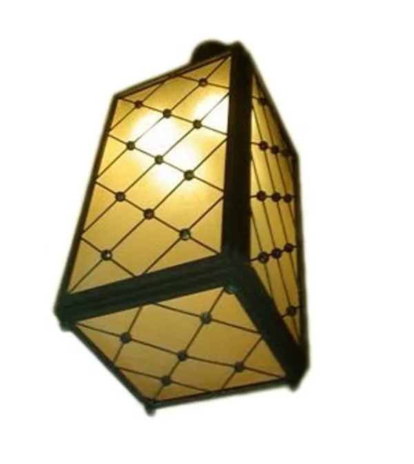 Due lanterne antiche con un design elegante e caldo