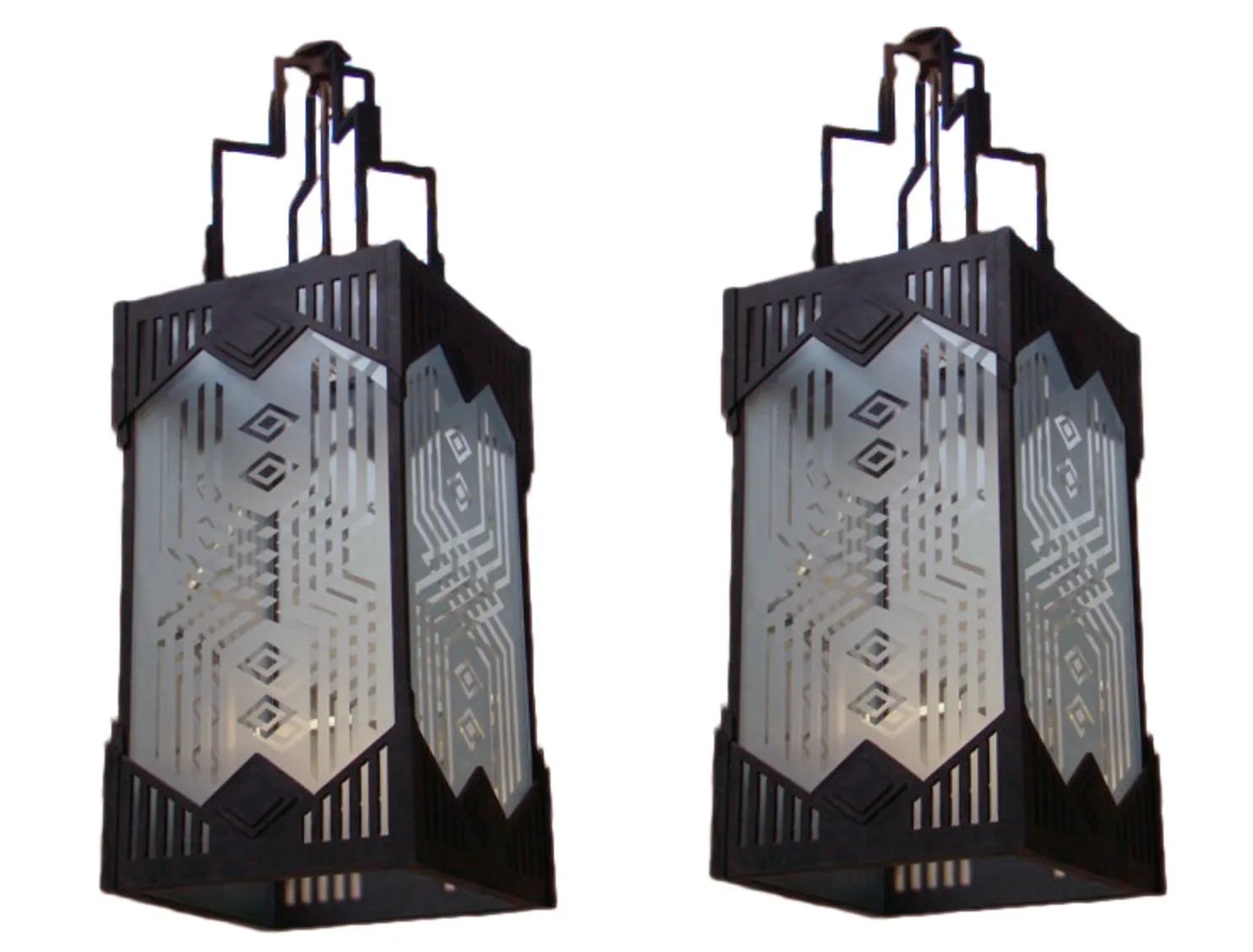 Duas farolas antigas decorativas em preto com detalhes em vidro.