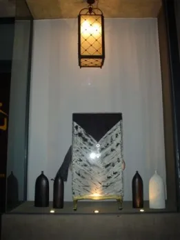 duas farolas antigas penduradas em fundo claro