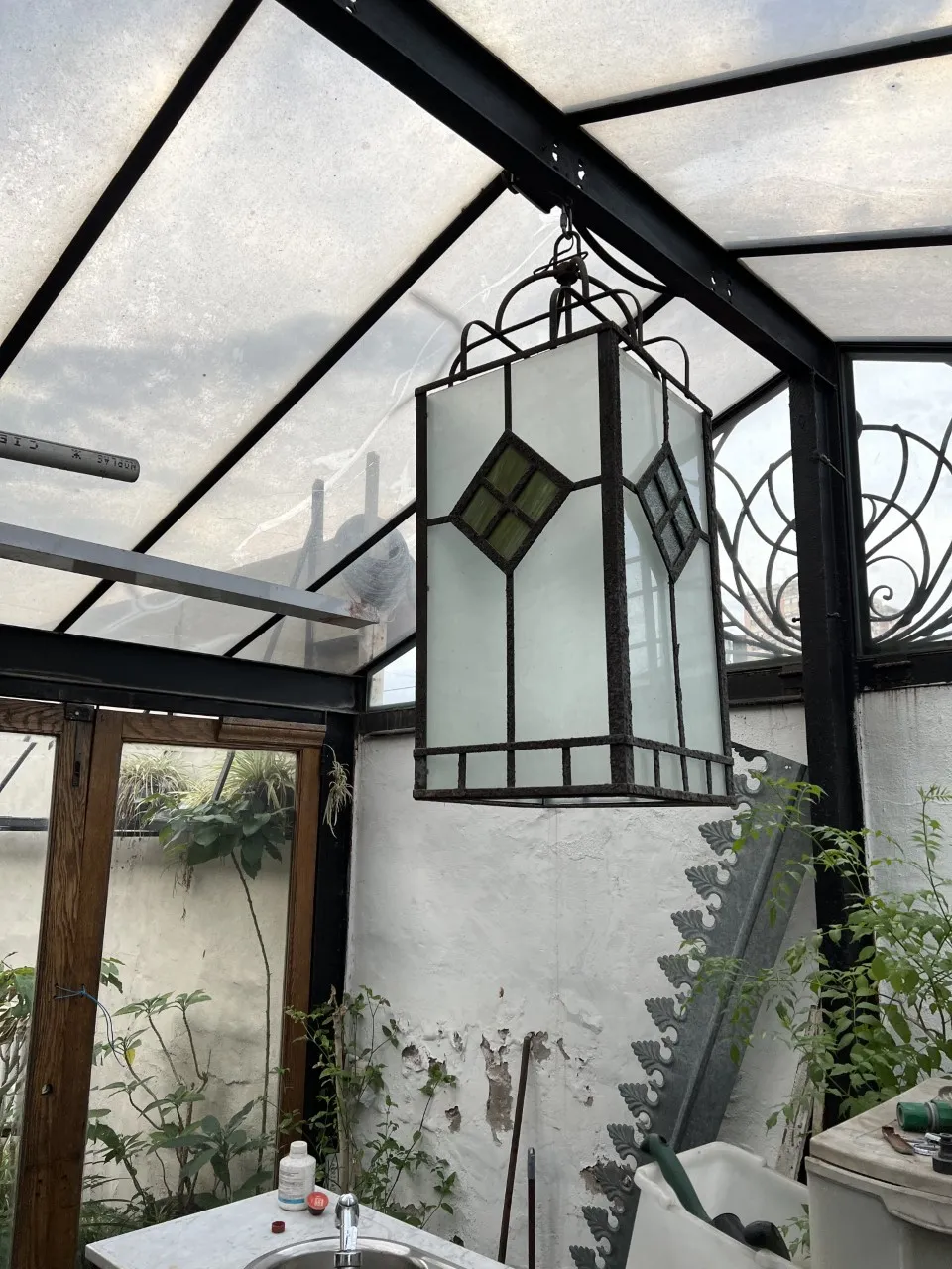 자연 환경에 걸린 고대 유리 랜턴