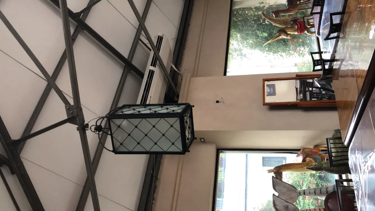 due lanterne antiche sospese in un ambiente luminoso