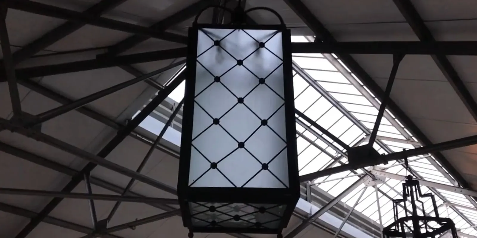 due lanterne antiche appese in un ambiente illuminato