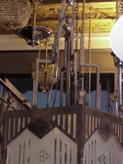 Due lanterne antiche per illuminazione, decorative ed eleganti.