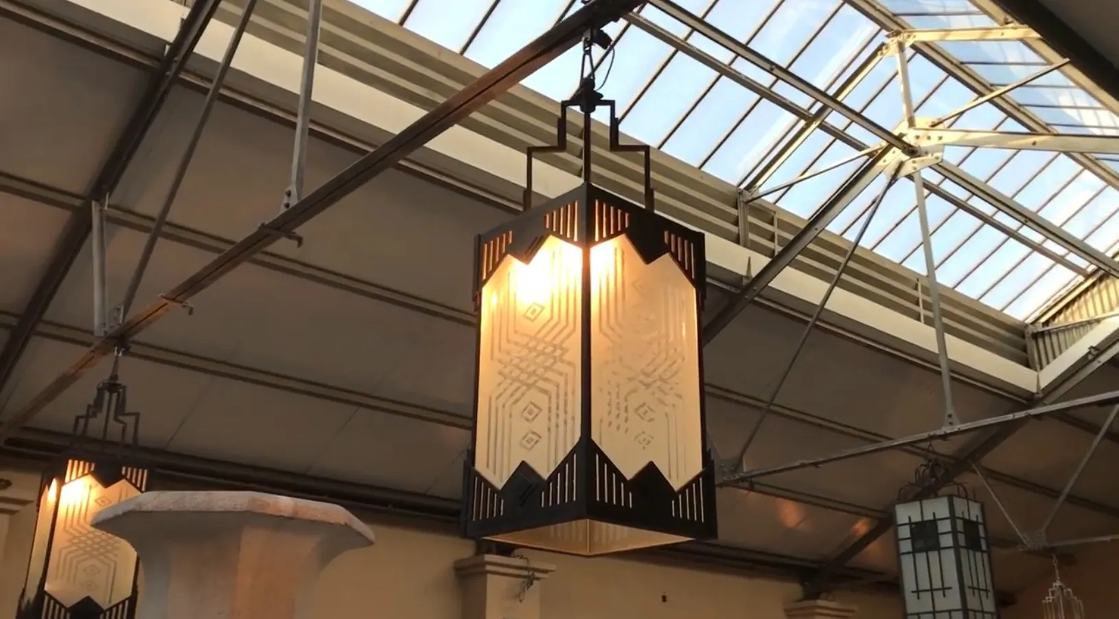 due lanterne appese antiche con design elegante