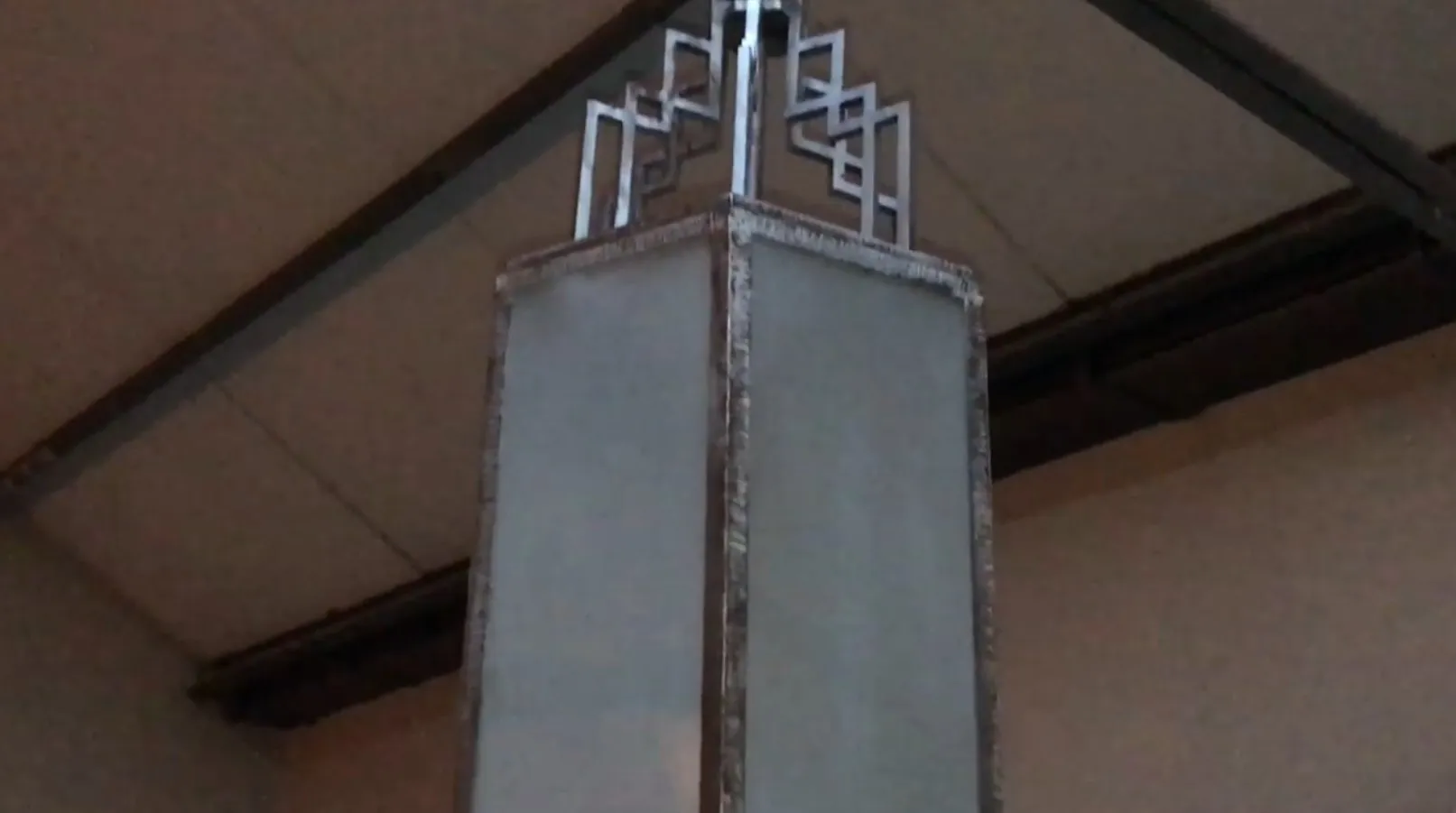 Старинные потолочные фонари с декоративным дизайном, уютная атмосфера