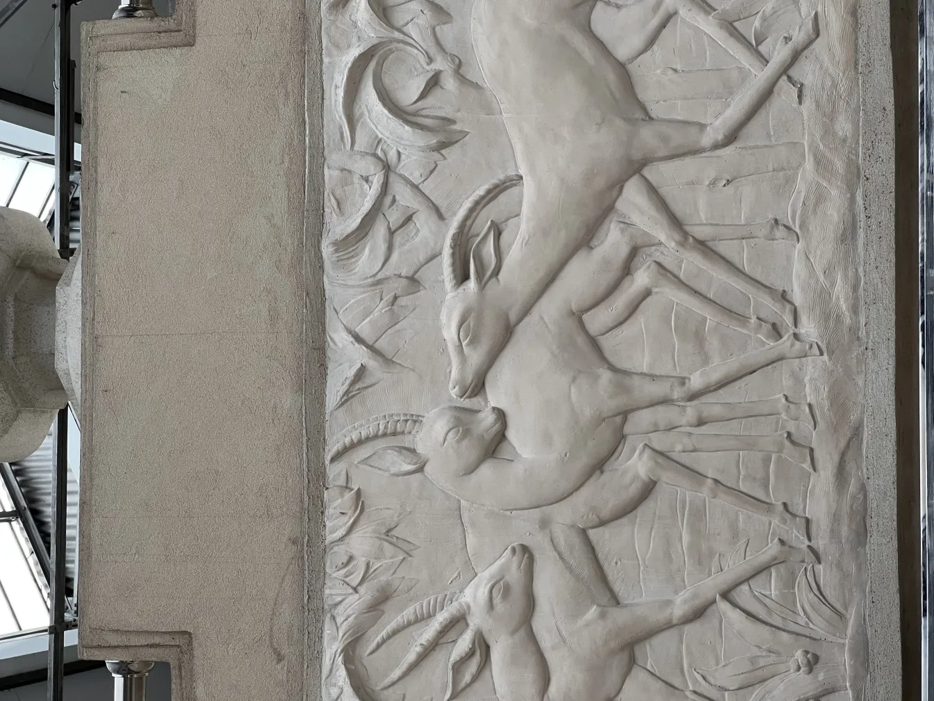 Relieve de ciervos junto a los faroles antiguos