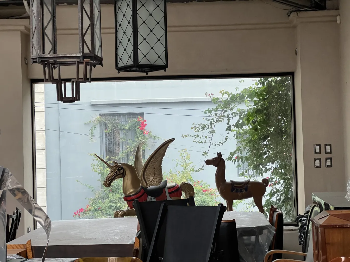 两个悬挂的古老灯笼，设计精美