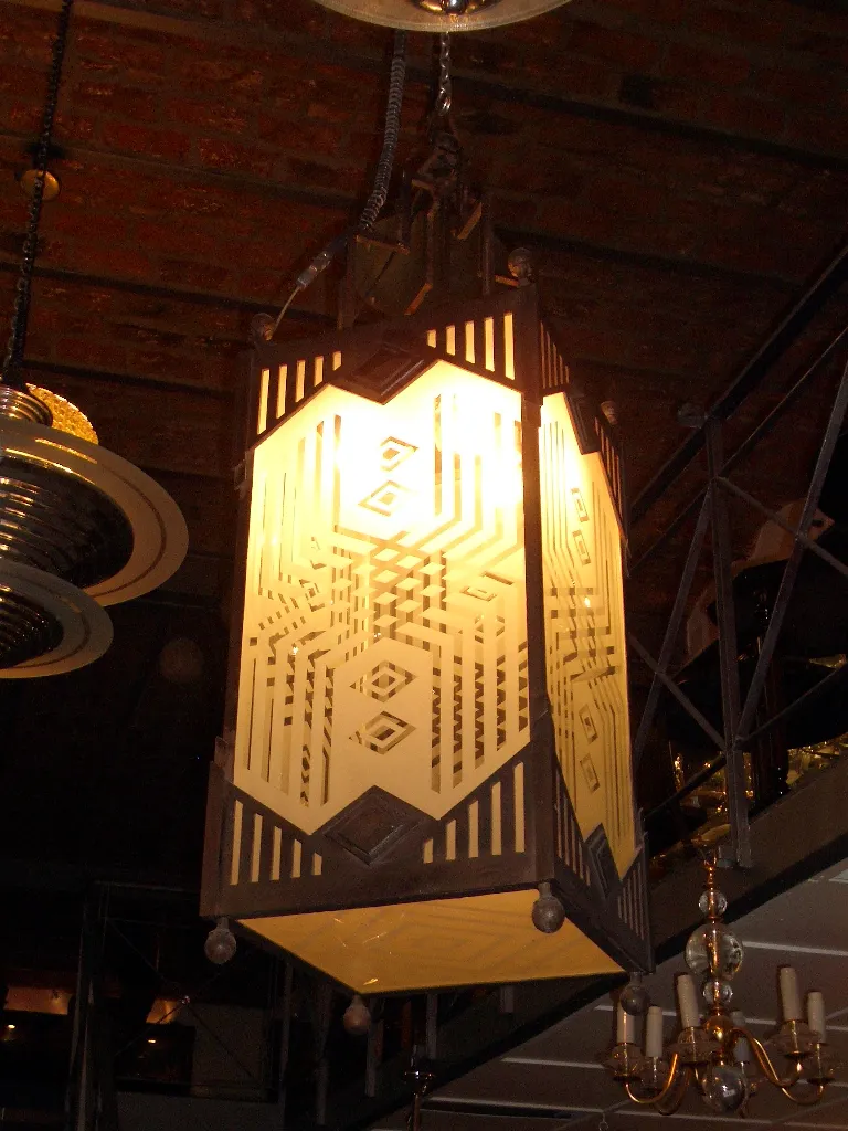 Due lanterne antiche con design elegante, illuminate, appese.